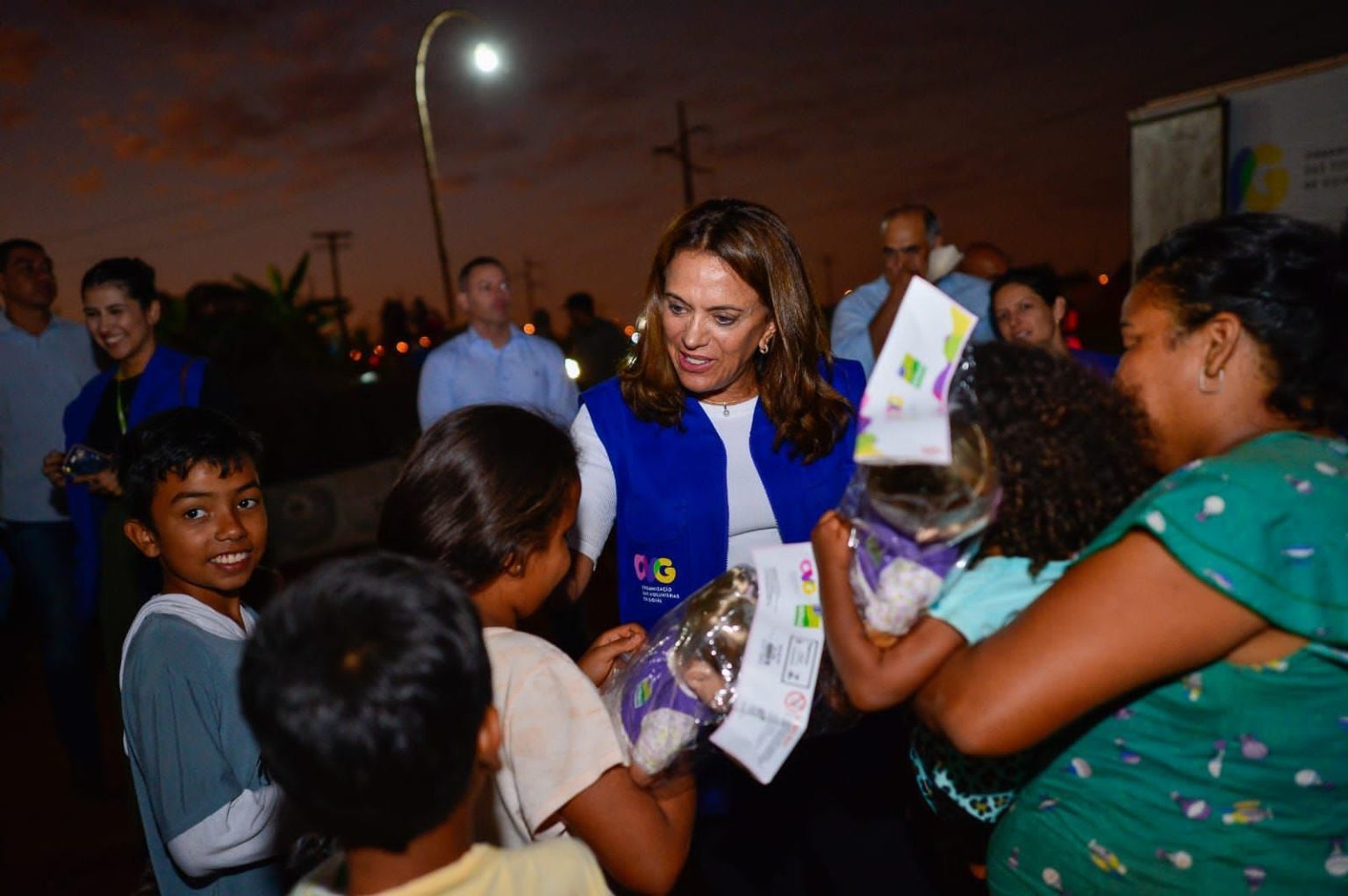 Gracinha Caiado inicia entrega de cobertores da Aquecendo Vidas a comunidades carentes e pessoas em situação de rua